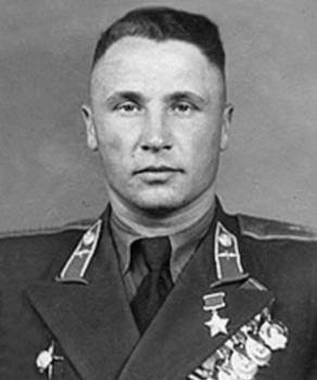 Великие советские асы. 100 историй о героических боевых летчиках - i_001.jpg