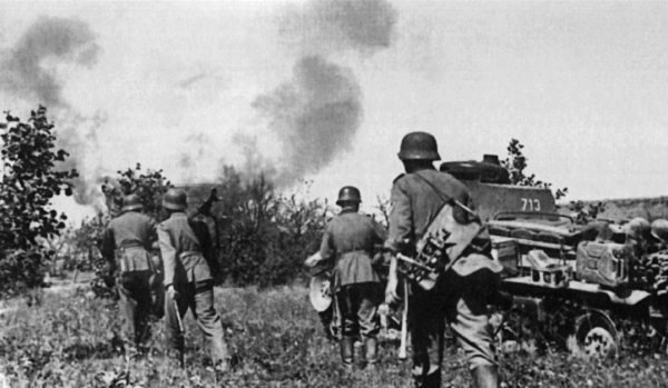 Иной 1941. От границы до Ленинграда - i_016.jpg