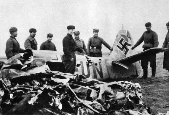 Берлин 45-го: Сражения в логове зверя - _016_fw190_shot_down.jpg